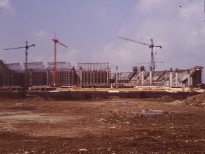 La costruzione rappresent� una vera corsa contro il tempo al fine di completare lo stadio in tempo utile per i Mondiali del 1990